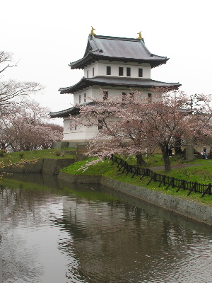 桜もちらほら咲き始めた松前城。
