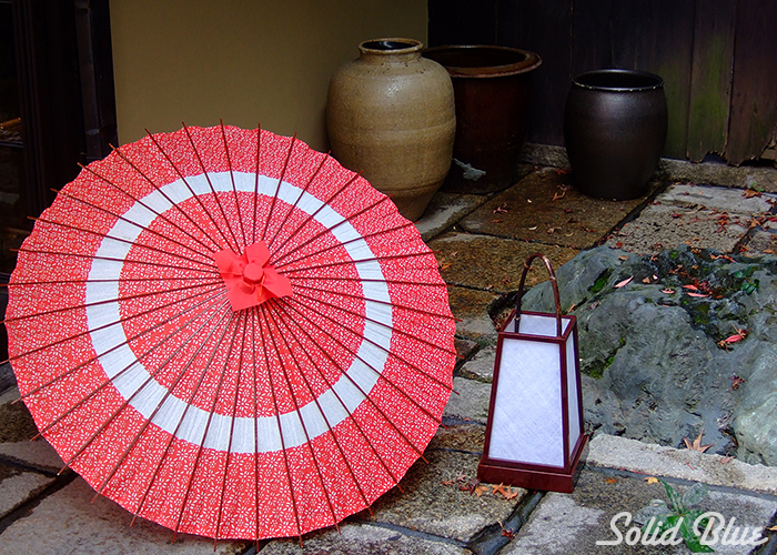 なんとも絵になる光景。京都ならではの赤い番傘。