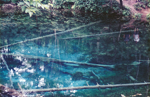 底まで青く透き通った池。神秘的な色に惹かれる。