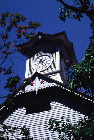 五月の青空に白い壁が映える札幌のシンボル「時計台」。長い工事も終わり、98年秋から開館した。
