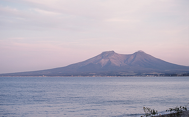 夕陽に染まる駒ヶ岳。木曽の駒ヶ岳と区別して北海道駒ヶ岳と記されることも多い。