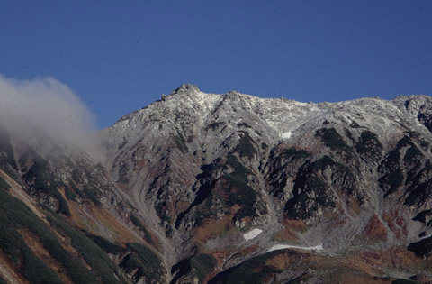 雲が晴れて、雪山と見事な紅葉が姿を現しはじめた。
1996.10.26