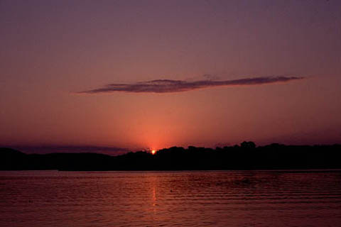 車を走らせていると真っ赤な夕陽。網走湖では冬には氷が張りつめ、湖上でワカサギ釣りもできる。