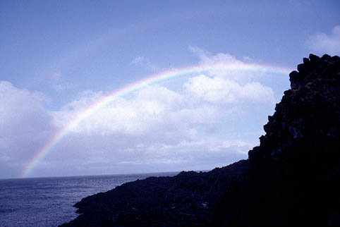 小雨のあと、２本の虹が立っていた。海にかかる虹は神秘的。
