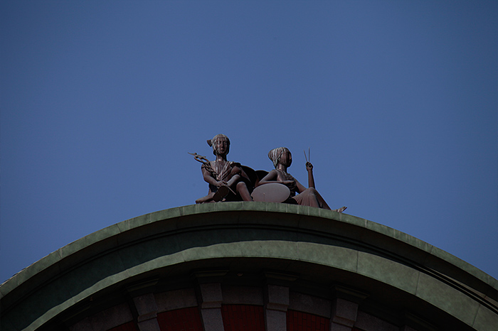 中央公会堂の屋根の上から人々を見ている音楽家のオブジェ。