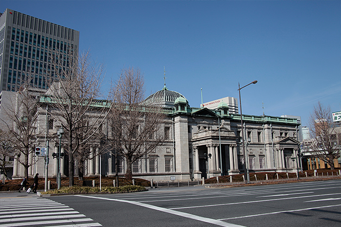 大阪市役所と御堂筋を挟んで向かい側に建っているのは日本銀行大阪支店の建物。