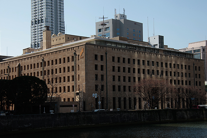 肥後橋にある三井住友銀行 大阪本店営業部の建物。巨大だ。